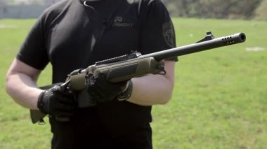 Görünümü Carbine. El tutmak bir karabina mans