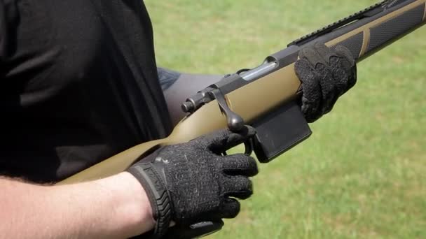 Una vista cercana de la carabina. Mans hands demuestra el principio de recargar una carabina — Vídeos de Stock