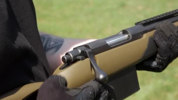 카 빈의 클로즈업 보기입니다. 손 망 카 빈 총 충전의 원리를 보여 줍니다 — 비디오