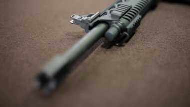 Taktik tüfek namlusu yakın çekim görünümünü masada