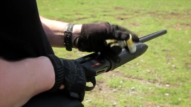 As mãos de caçadores carregam uma caçadeira com cartuchos — Vídeo de Stock