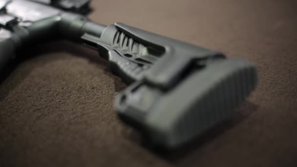 Datailní pohled pažba pušky — Stock video