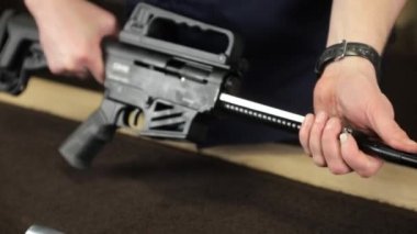 Adamın elleri sökmeye tüfek