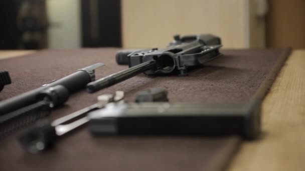 Панорамний вид на частини розібраної гвинтівки — стокове відео