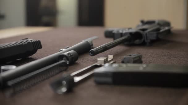 Weergave van de onderdelen van de gedemonteerde geweer — Stockvideo