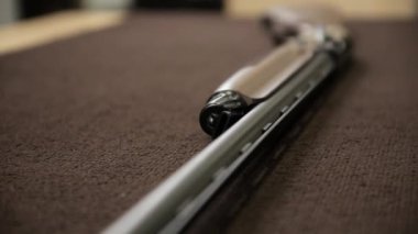 Av tüfeği yakın çekim görünümünü masada.