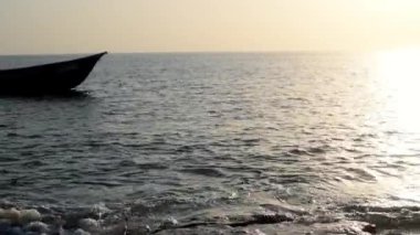 Ufukta, yaz aylarında sakin deniz manzarası güzel sahne sırasında altın akşam gün batımına okyanus yüzeyinin sakin su geçiş tekne akşam twilights