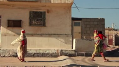 Hürmüz Adası, Iran - çöl sokak, Iran yürüyüş renkli başörtüsü giyen iki genç kadın,