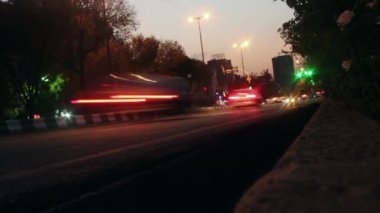 Timelaps gece, çok araba ile yolda trafik