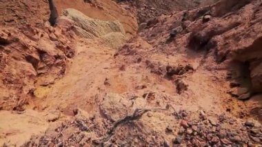 Güzel panoramik Basra Körfezi ile renkli çöl kayalık dağlar. Hürmüz Adası. İran