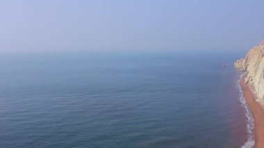 Güzel panoramik Basra Körfezi ile renkli çöl kayalık dağlar. Hürmüz Adası. İran