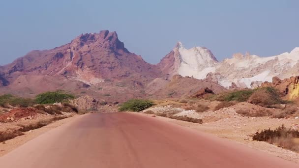Δρόμος με τα χρωματιστά έρημο βουνά του Ορμούζ νησί. Ιράν. — Αρχείο Βίντεο