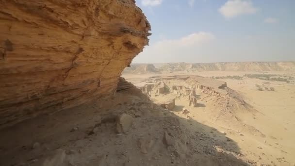 Belle vue sur les montagnes rocheuses du désert avec vallée au loin. L'île de Hengam. Iran — Video