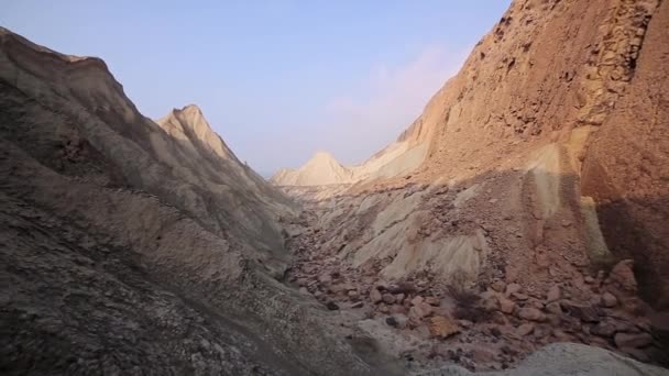 Vacker utsikt över de färgade öken klippiga bergen. Hormuz ön. Iran — Stockvideo