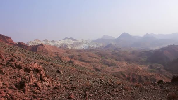 Дивовижна кольорові пустелі гори Ормузька острова. Іран. — стокове відео