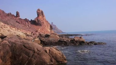 Renkli çöl Kayalık Dağlar ile Basra Körfezi'nin güzel manzara. Hürmüz Adası. İran