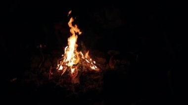 Yanan ateş. Şenlik ateşi. Siyah arkaplanda yanan alevlerin yakınlaşması