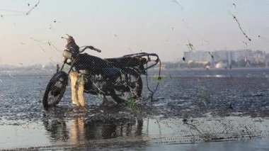 Eski motosiklet Bandar Abbas şehir Basra Körfezi kıyıları. İran
