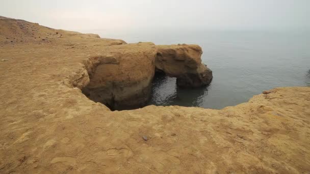 Vista do Golfo Pérsico com montanhas rochosas do deserto. Ilha Hormuz. Irão — Vídeo de Stock