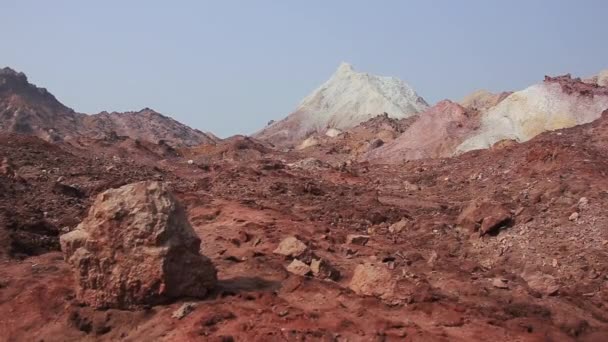 Incroyables montagnes désertiques colorées de l'île d'Hormuz. Iran . — Video