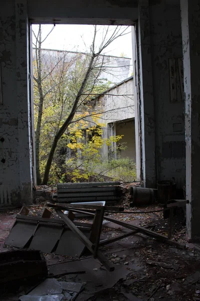 Bâtiment ruiné et abandonné dans la ville de Pripyat — Photo