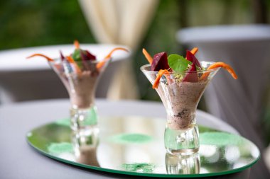 Verrines meze ile karaciğer pate, pancar, otlar, Kapari bardaklarda restaurant, açık hizmet