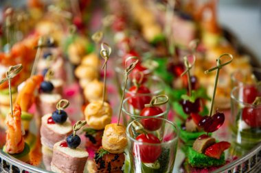 Hafif atıştırmalıklar, domuz yağı, peynir, et, sos, domates ile canap s. Aperatifler için parti veya Resepsiyon