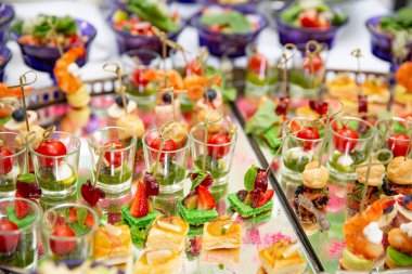 Hafif atıştırmalıklar, domuz yağı, peynir, et, sos, domates ile canap s. Aperatifler için parti veya Resepsiyon