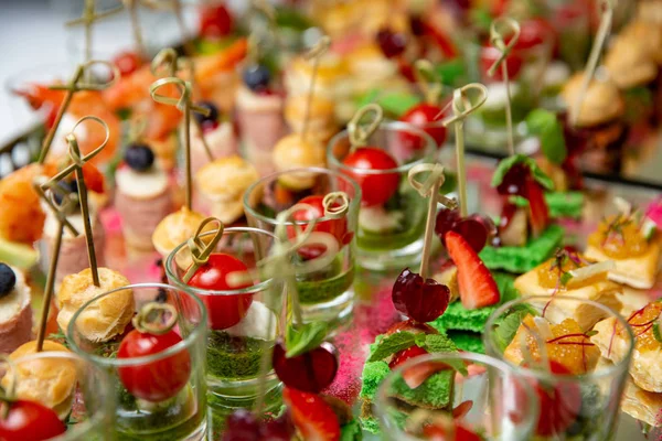 Lanches Leves Canapés Com Banha Queijo Carne Molho Tomate Cereja — Fotografia de Stock