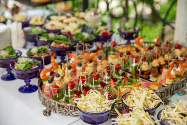 Lichte Snacks Canap Met Spek Kaas Vlees Saus Cherry Tomaten — Stockfoto