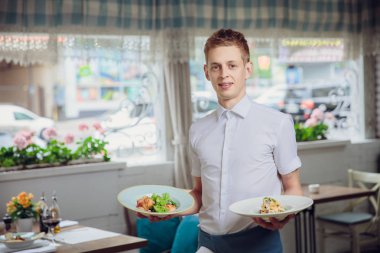 Yemekler restoranda garson görünümünü kapat