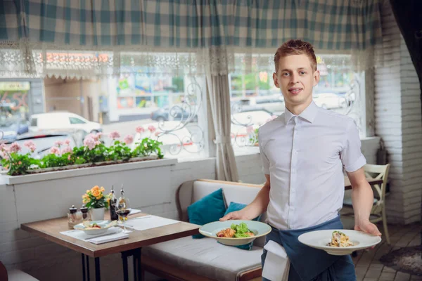 Yemekler restoranda garson görünümünü kapat