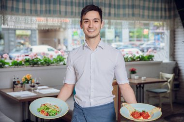 Tabak çanak bazı Festival olay, parti veya düğün töreni ile taşıyan garson