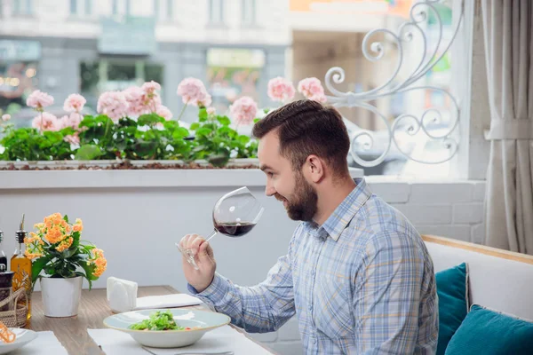 Visitante com copo de vinho no restaurante — Fotografia de Stock