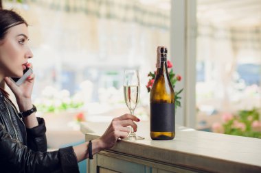 Restoranda iş kadını. Kadın drinkig şampanya ve Evet