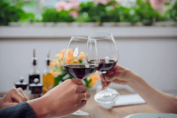 高級レストランで赤ワイン Celebraiting 日付のメガネと美しい若いカップル — ストック写真