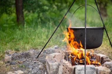 tehlikede bir kazan içinde yemek. Gıda açık havada tehlikede bir kazan içinde pişirilir