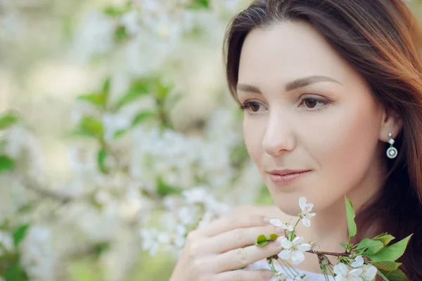 Szép Fiatal Szőke Nőt Virágzó Mandula Kert Fehér Virágok — Stock Fotó