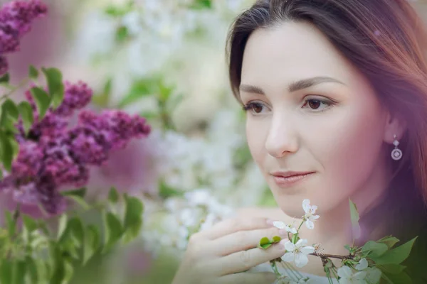 Portrait Beautiful Woman Spring Garden Blooming Lilacs — Stock Photo, Image