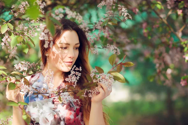 Retrato Jovem Aproveitando Primavera Campo Verde Com Árvores Florescentes — Fotografia de Stock