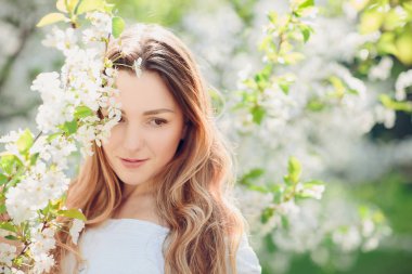 Romantik çiçeği bahar ağaçlar güzel zarif kadın portresi kapatın. çiçeklerle çevrili romantik ruh hali