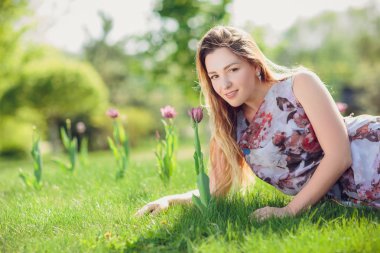 Romantik çiçeği bahar ağaçlar güzel zarif kadın portresi kapatın. çiçeklerle çevrili romantik ruh hali