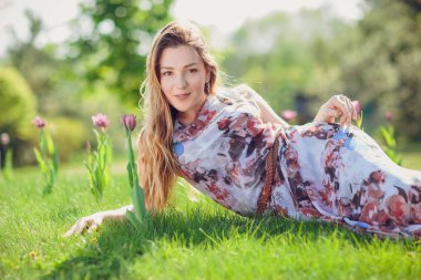 Romantik çiçeği bahar ağaçlar güzel zarif kadın portresi kapatın. çiçeklerle çevrili romantik ruh hali