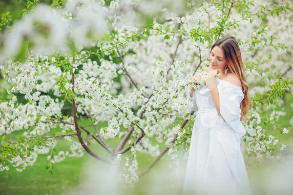 Feche Retrato Romântico Bela Mulher Elegante Árvores Primavera Flor Humor — Fotografia de Stock