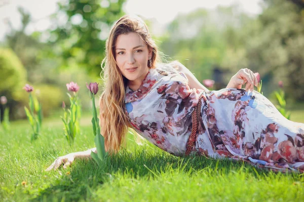 Romantik çiçeği bahar ağaçlar güzel zarif kadın portresi kapatın. çiçeklerle çevrili romantik ruh hali