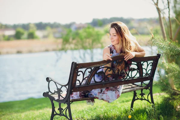 Wanita Muda Cantik Duduk Bangku Taman Gadis Cantik Luar Ruangan — Stok Foto