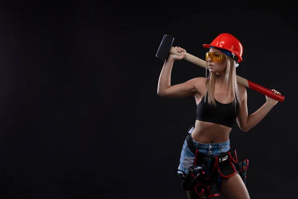 性别平等和女权主义 性感的女孩在安全头盔持有锤子工具 有吸引力的妇女作为建筑工人工作 女建筑工人肖像 维修理念 女权主义和两性平等 Copyspace — 图库照片