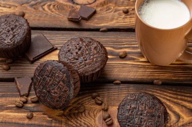 Çikolatalı kek broun rustik ahşap bir masa - seçici odak üstünde. Brackfast