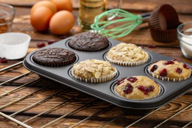 Farklı kek tasarlayacağım veya çörek tepsisi broun ahşap arka plan üzerinde. Temel muffin tarifi. Ev yapımı kekler kahvaltı ya da tatlı için. Malzemeler