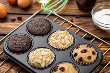 Farklı kek tasarlayacağım veya çörek tepsisi broun ahşap arka plan üzerinde. Temel muffin tarifi. Ev yapımı kekler kahvaltı ya da tatlı için. Malzemeler